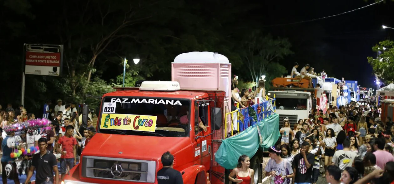 O desfile dos caminhões iniciou a partir das 19h