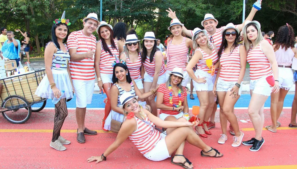 O grupo de amigos decidiu combinar as camisas e os chapéus