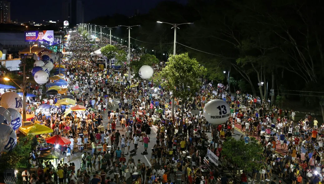 O tradicional Corso de Zé Pereira aconteceu na Avenida Raul Lopes