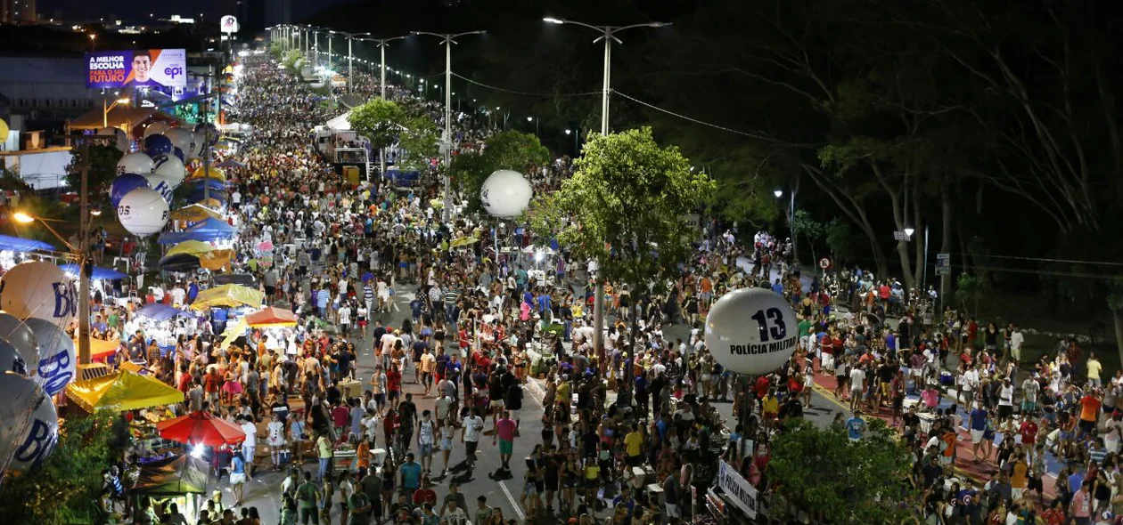 O tradicional Corso de Zé Pereira aconteceu na Avenida Raul Lopes