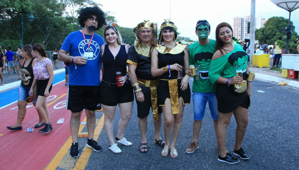 Os foliões na avenida Raul Lopes