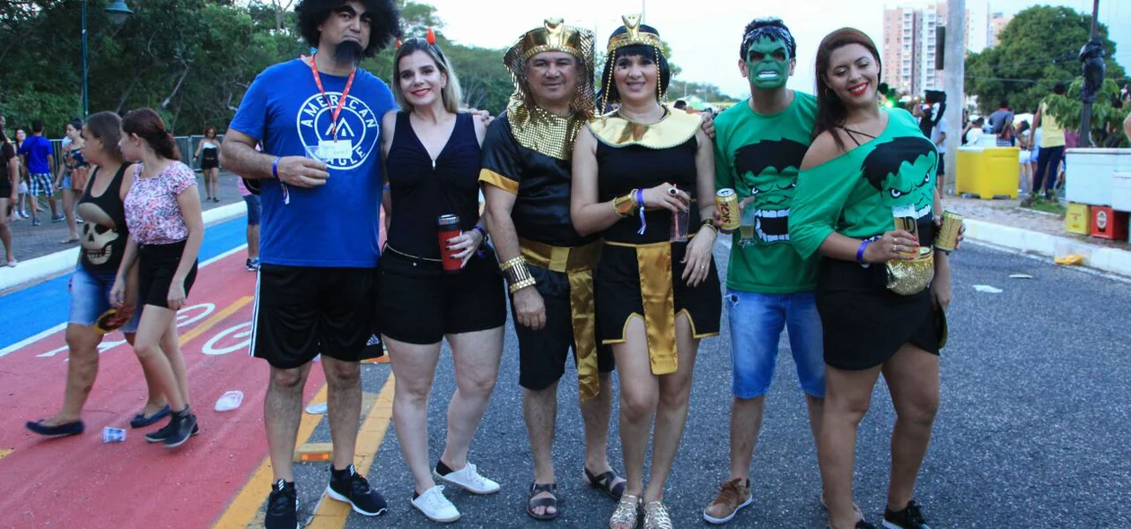 Os foliões na avenida Raul Lopes
