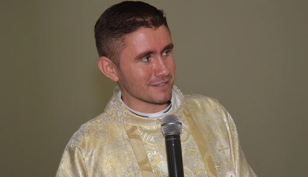 Padre Francisco de Assis agradece ao bispo pela nomeação