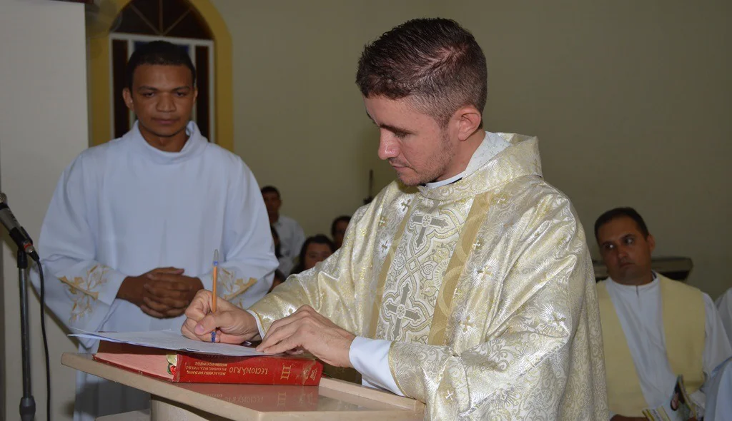 Padre Francisco de Assis agradece ao bispo pela nomeação