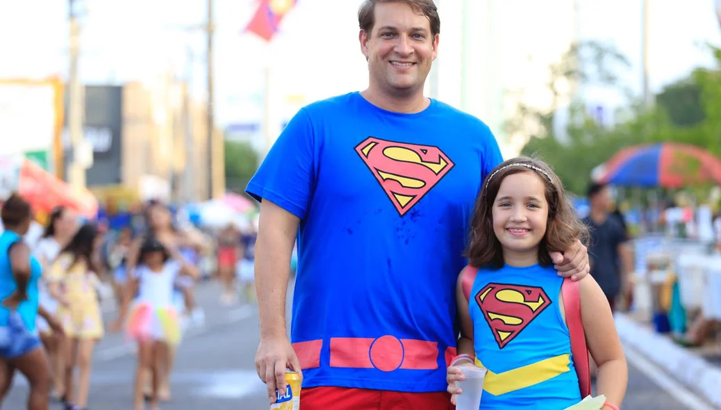 Pai e filha se vestem de super-heróis 