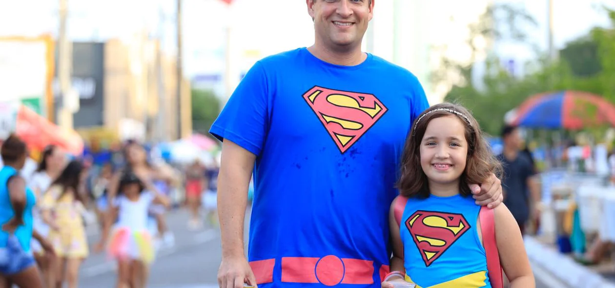 Pai e filha se vestem de super-heróis 
