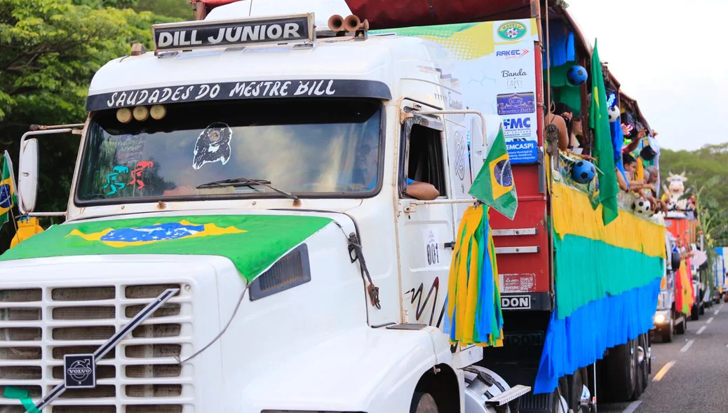 Tradicional desfile de caminhões é o carro-chefe do Corso