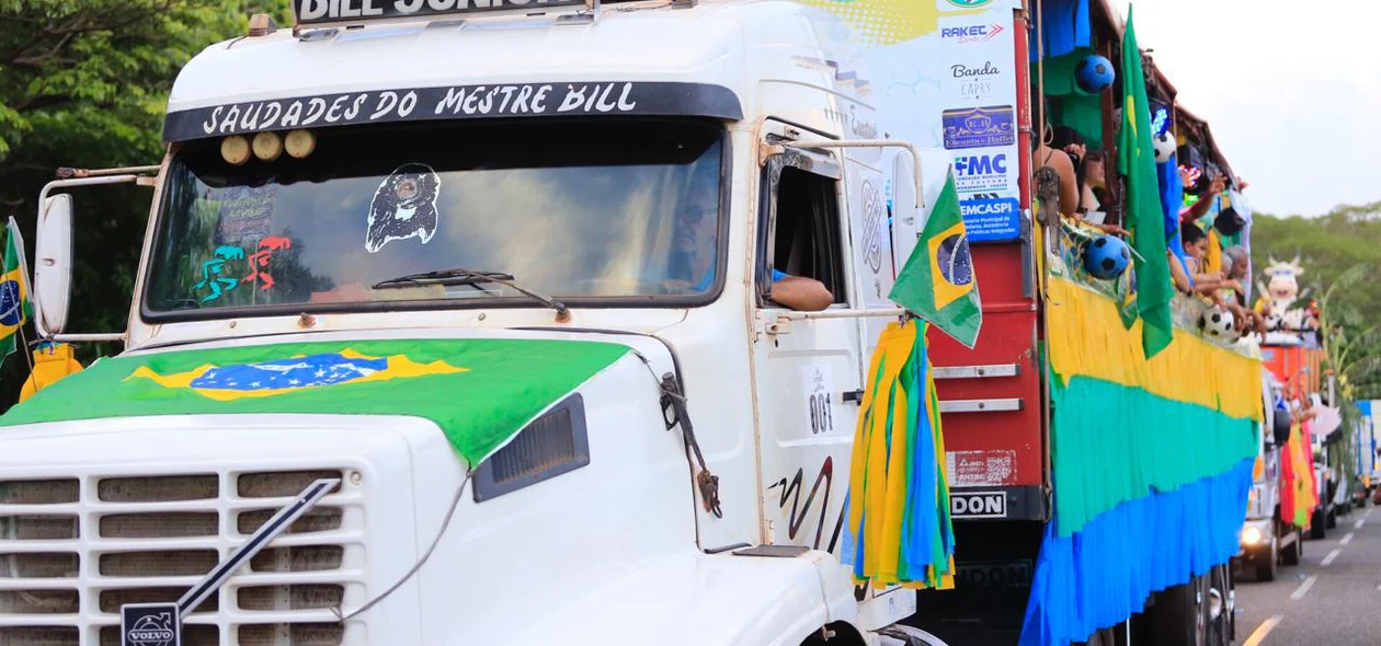 Tradicional desfile de caminhões é o carro-chefe do Corso