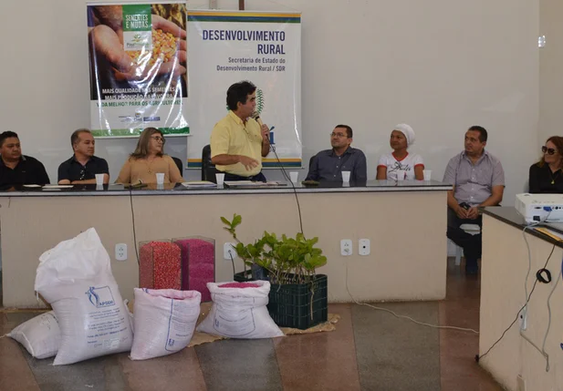 Governo entrega sementes e mudas para agricultores em Picos