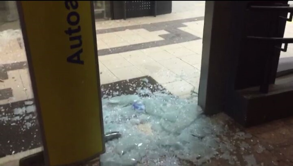 Os bandidos quebraram a porta de vidro da agência