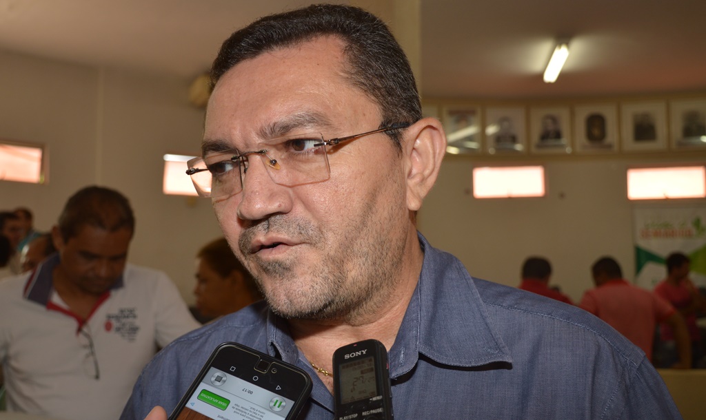 Prefeito de Picos resiste às pressões e não cede mais espaço ao PTB.