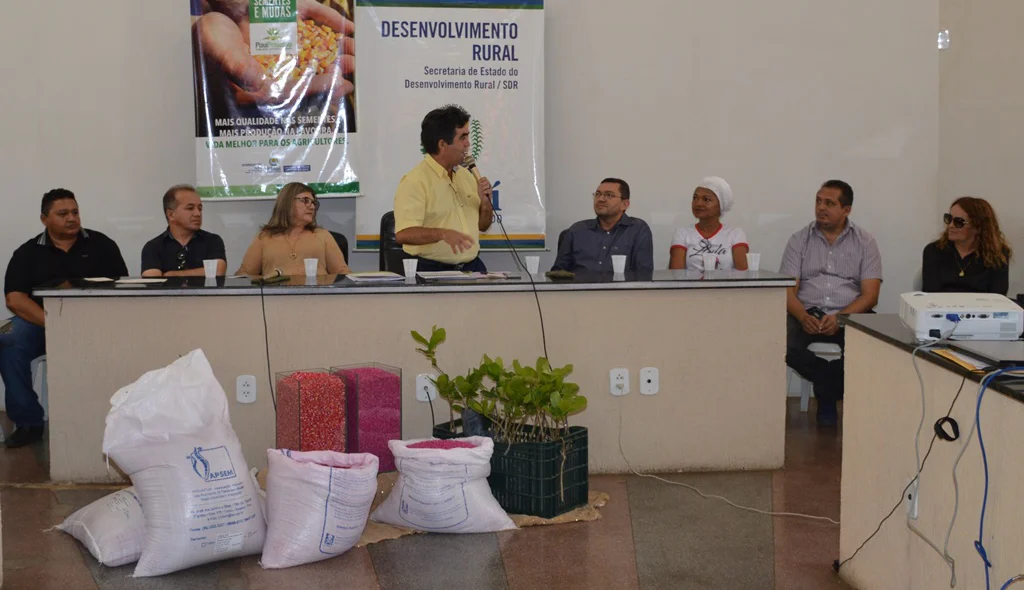 Secretarío Limma comanda solenidade de entrega das sementes.