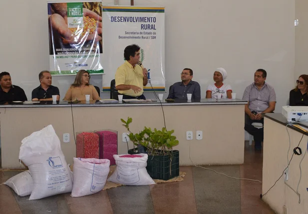 Secretarío Limma comanda solenidade de entrega das sementes.
