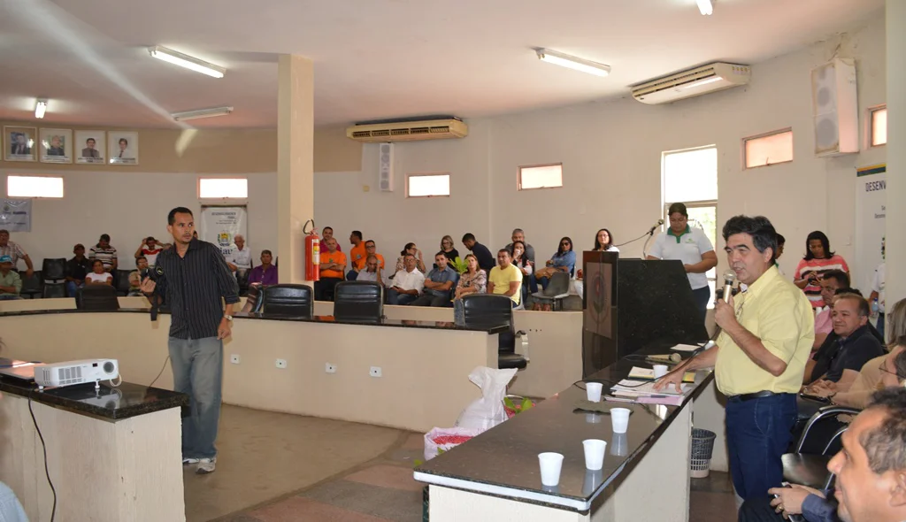 Solenidade de entrega das sementes reuniu autoridades e agricultores.