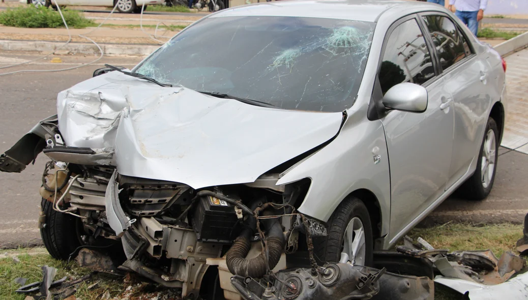 Carro bateu de frente com o poste