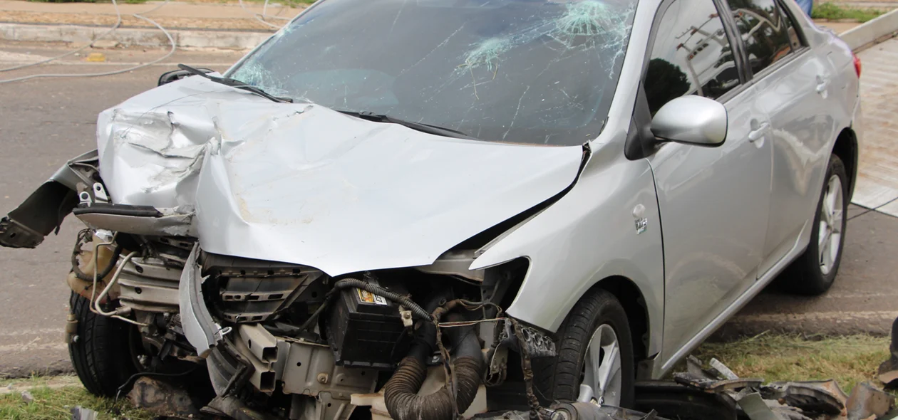 Carro bateu de frente com o poste