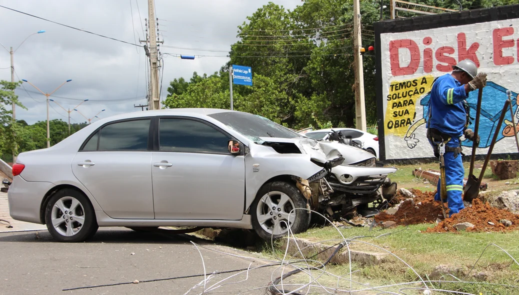 Carro ficou com a dianteira comprometida