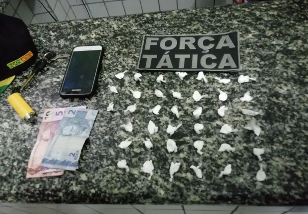 Drogas apreendidas durante a abordagem policial