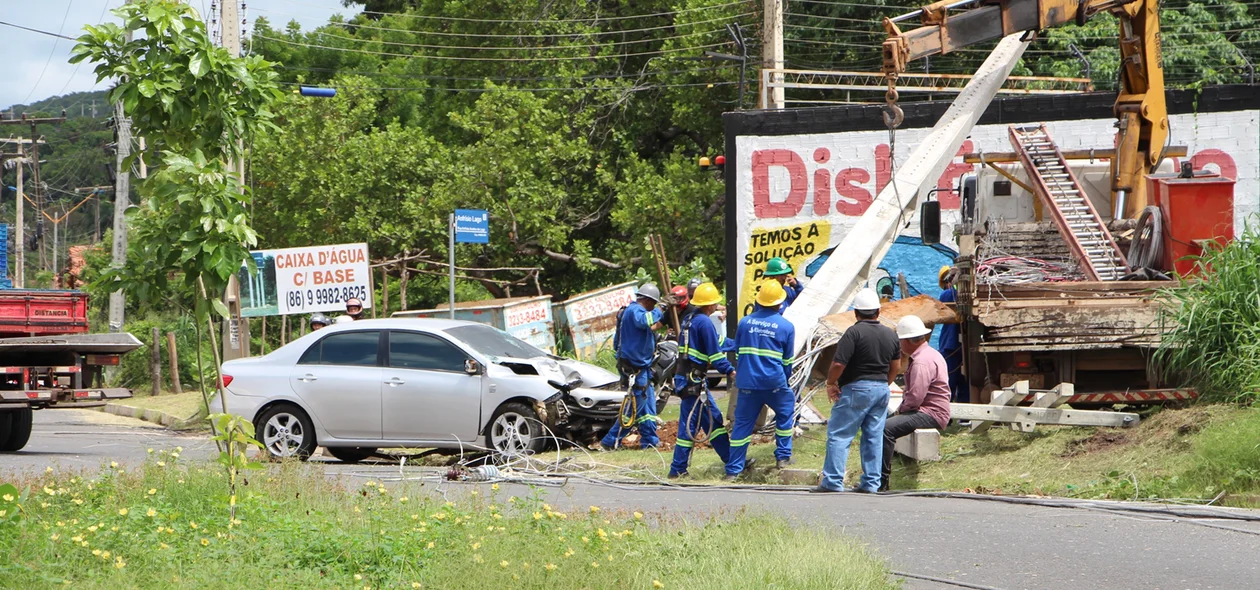 Equipe da Eletrobras faz reposição de poste