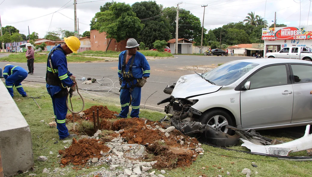 Equipe trabalha para fazer recomposição do novo poste