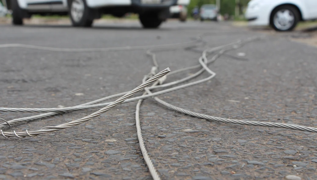Fios cortados para fazer a manutenção da rede