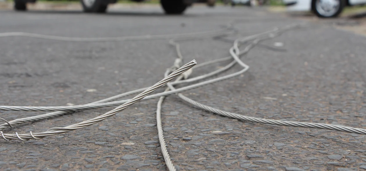 Fios cortados para fazer a manutenção da rede