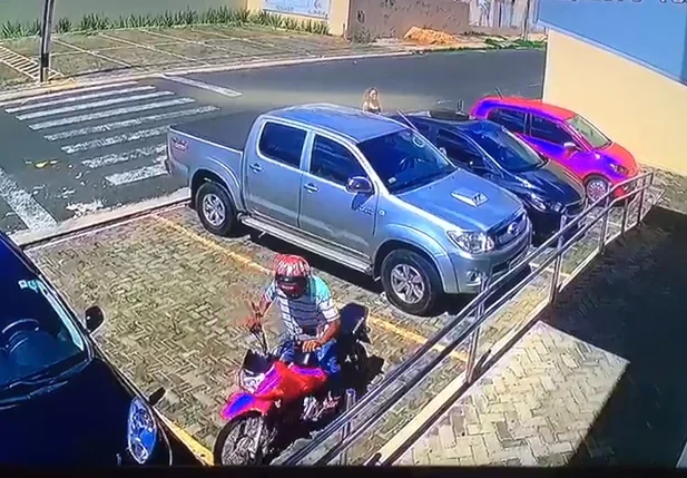 Ladrão se atrapalha durante tentativa de assalto em Teresina