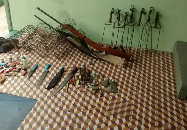 Material apreendido durante a ação da Polícia Militar