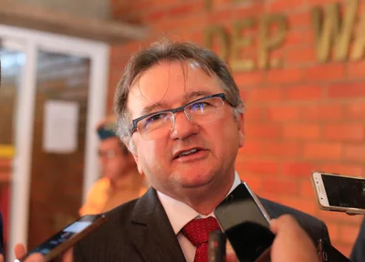  Merlong Solano, secretário de Governo, em solenidade na Alepi