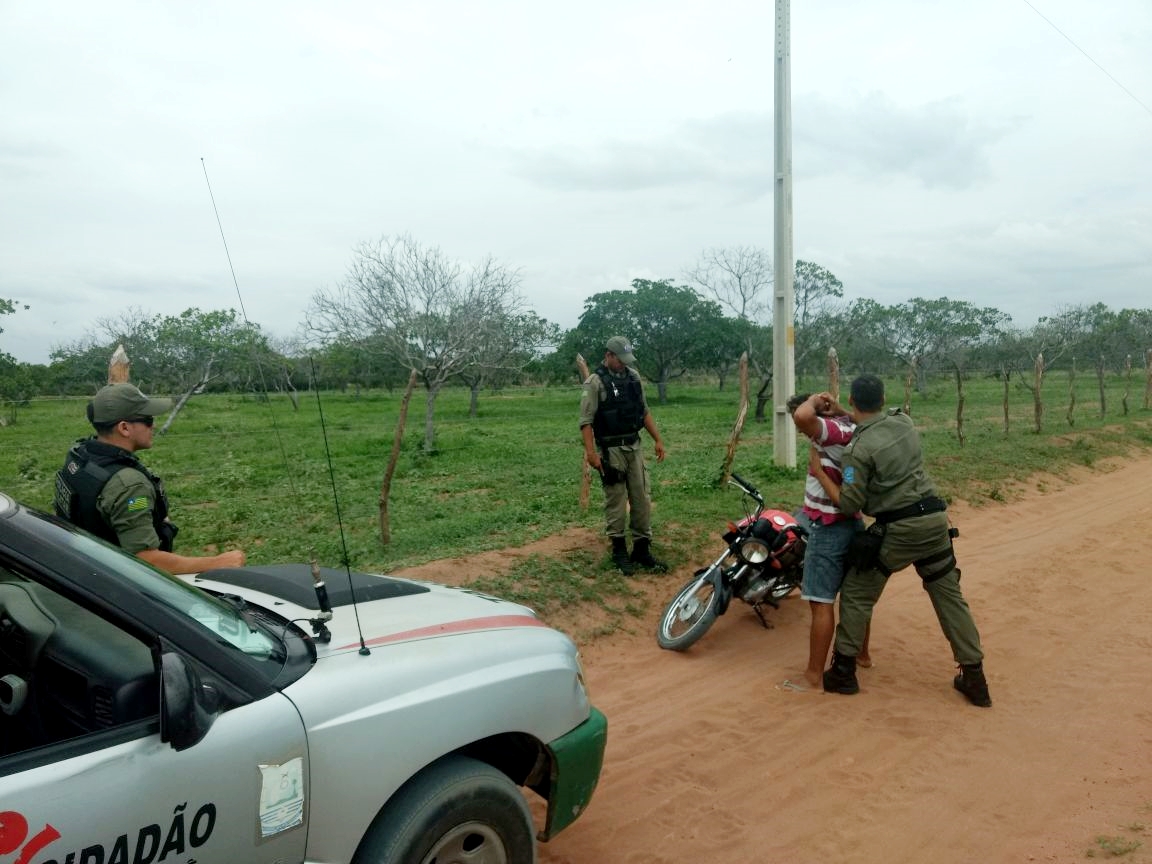 Polícia faz abordagem em ação na cidade de Picos