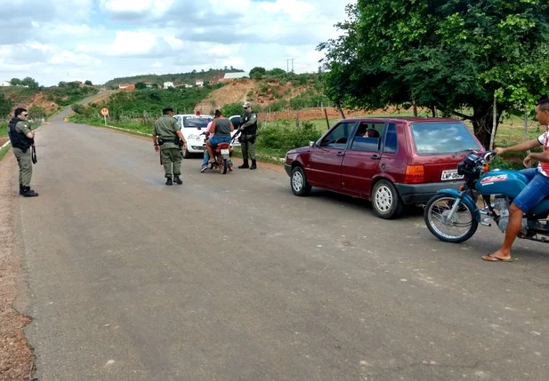 Polícia Militar está fazendo barreiras na região de Picos