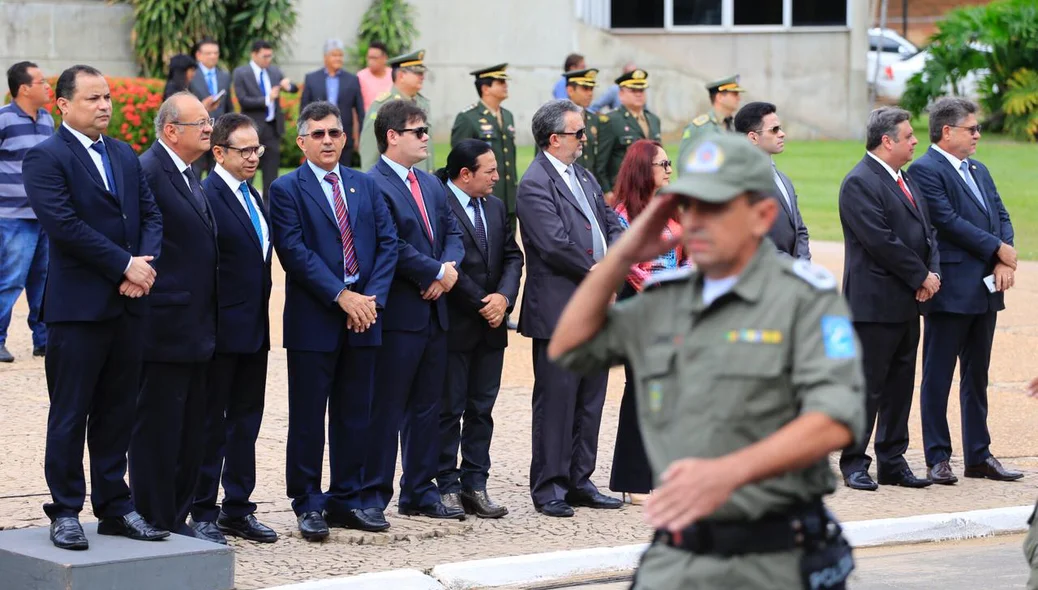 Tropas militares durante cerimônia na Alepi