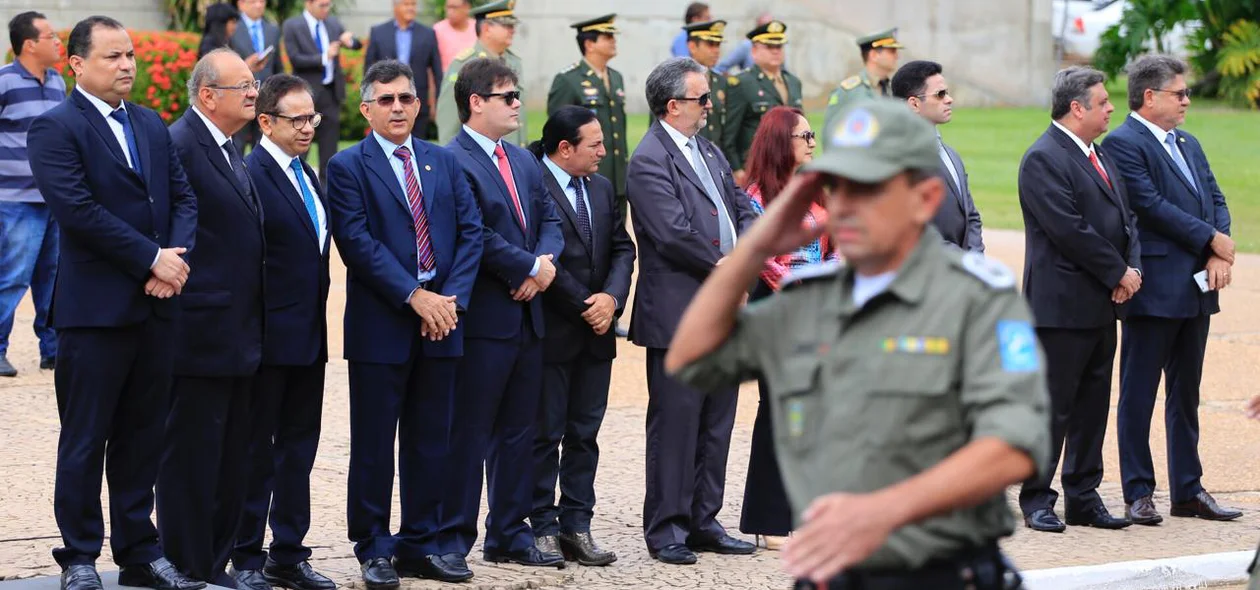 Tropas militares durante cerimônia na Alepi