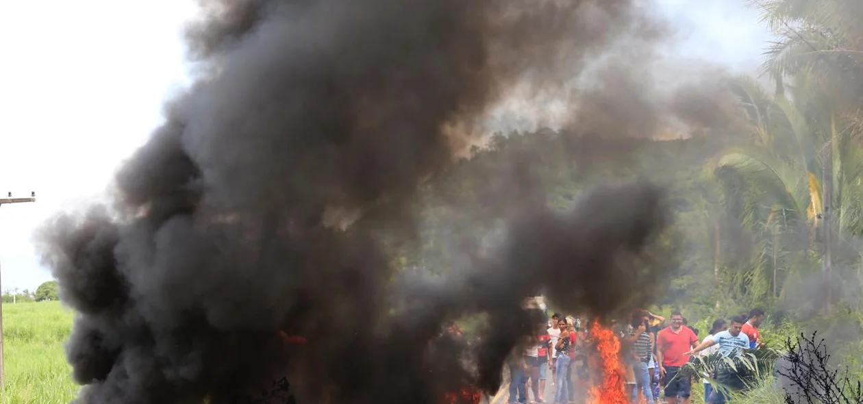 Barricada foi montada por manifestantes para interditar PI-112