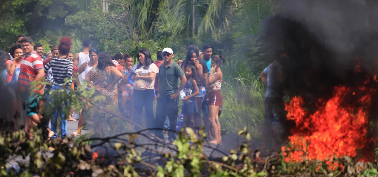 Manifestantes pedem a melhoria dos transportes públicos intermunicipais