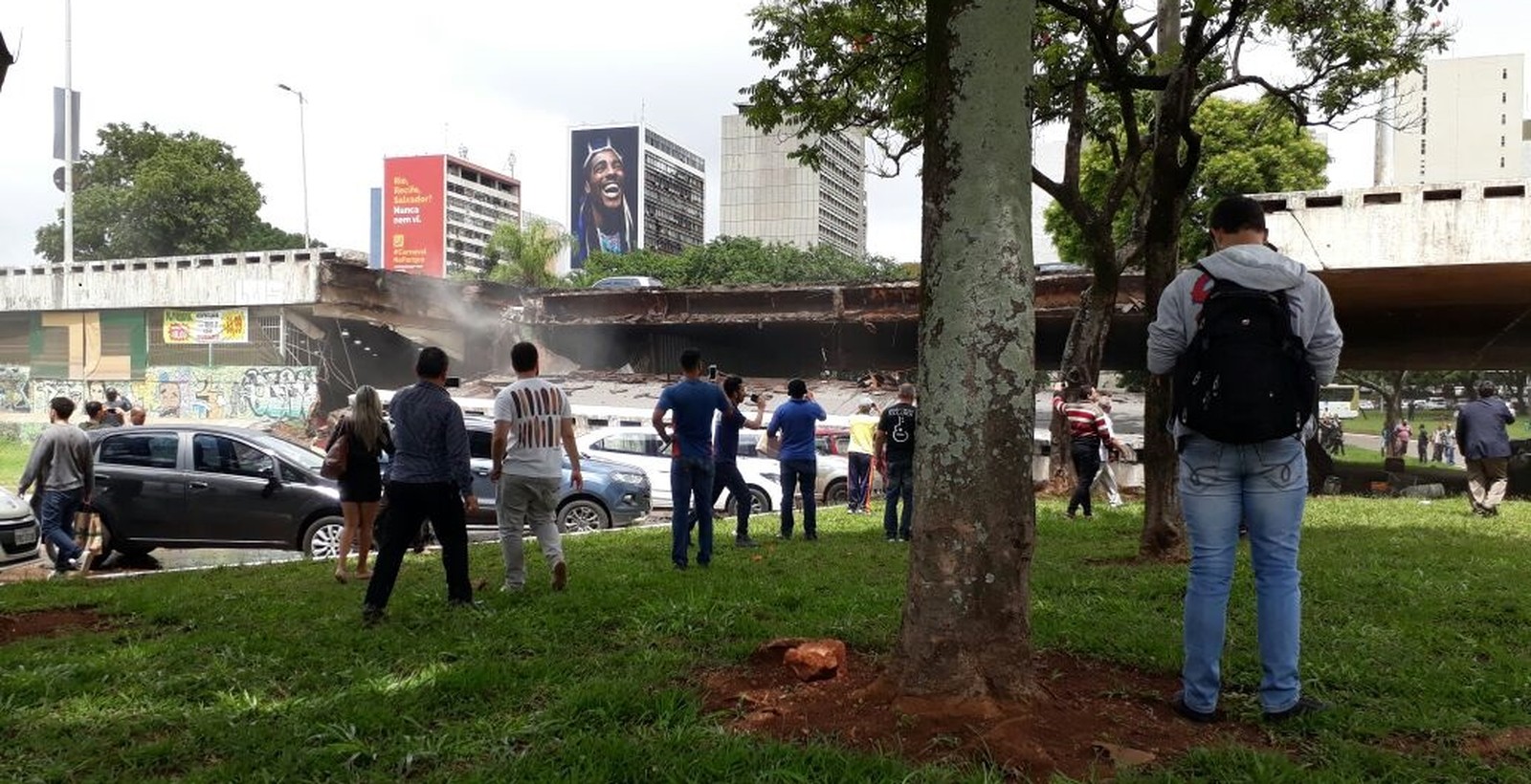 Parte de viadulto desaba sobre veículos Brasília
