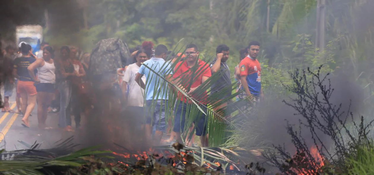 População ateou fogo em pneus e pedaços de árvore