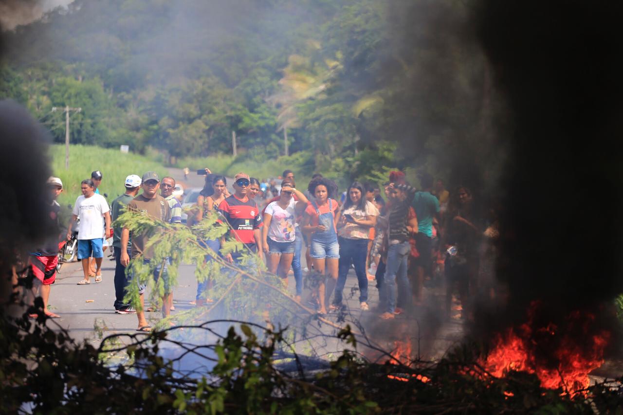 População protesta contra aumento das passagens 