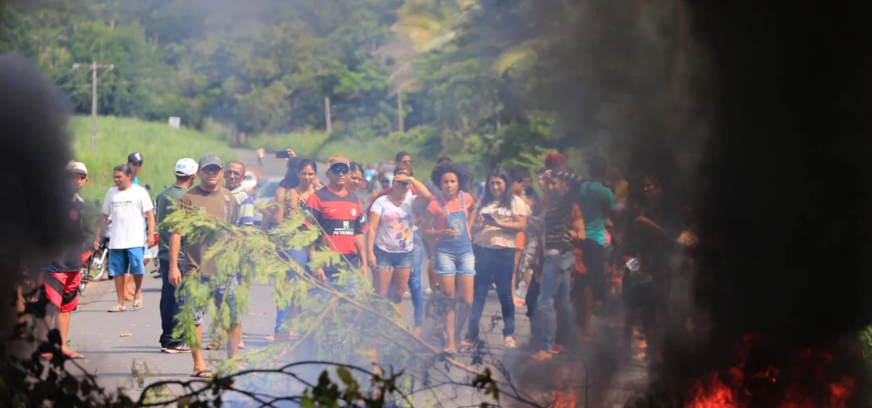 População protesta contra aumento das passagens 