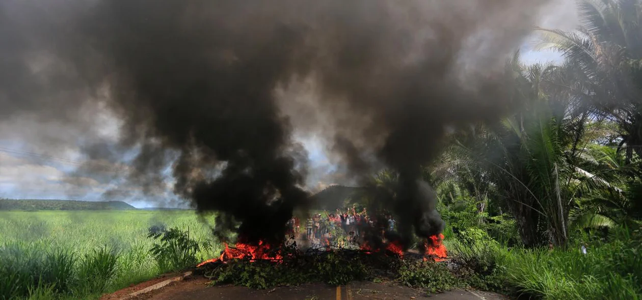 Populares interditam PI-112 em protesto contra aumento de passagens de transportes públicos