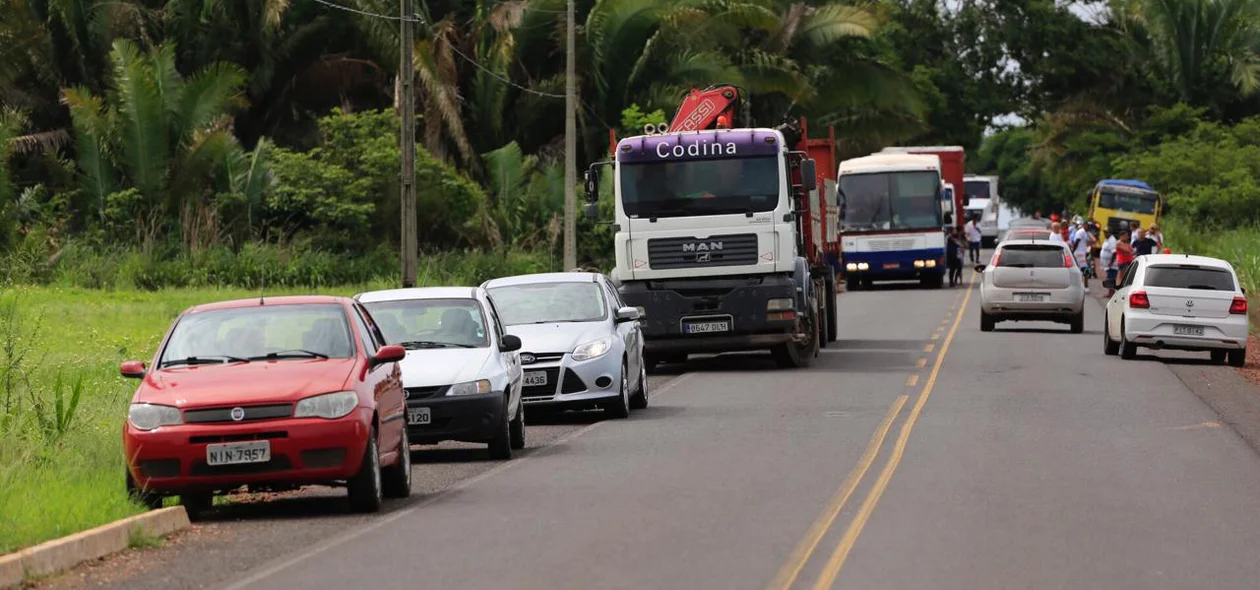 Veículos foram impedidos de passar pela PI-112 no sentido Teresina-União
