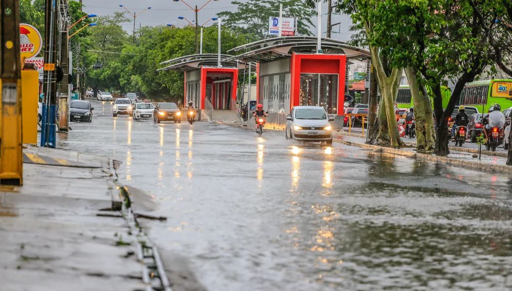 Avenida Presidente Kennedy alagada em Teresina