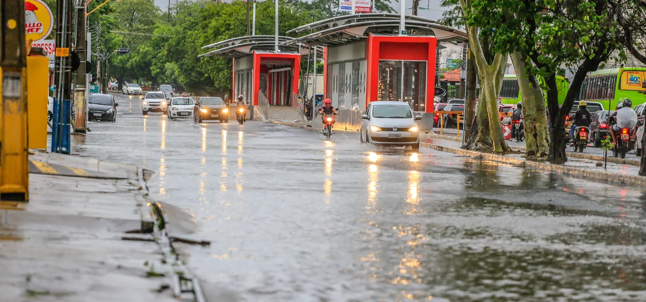 Avenida Presidente Kennedy alagada em Teresina