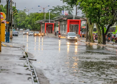 Avenida Presidente Kennedy alagada em Teresina