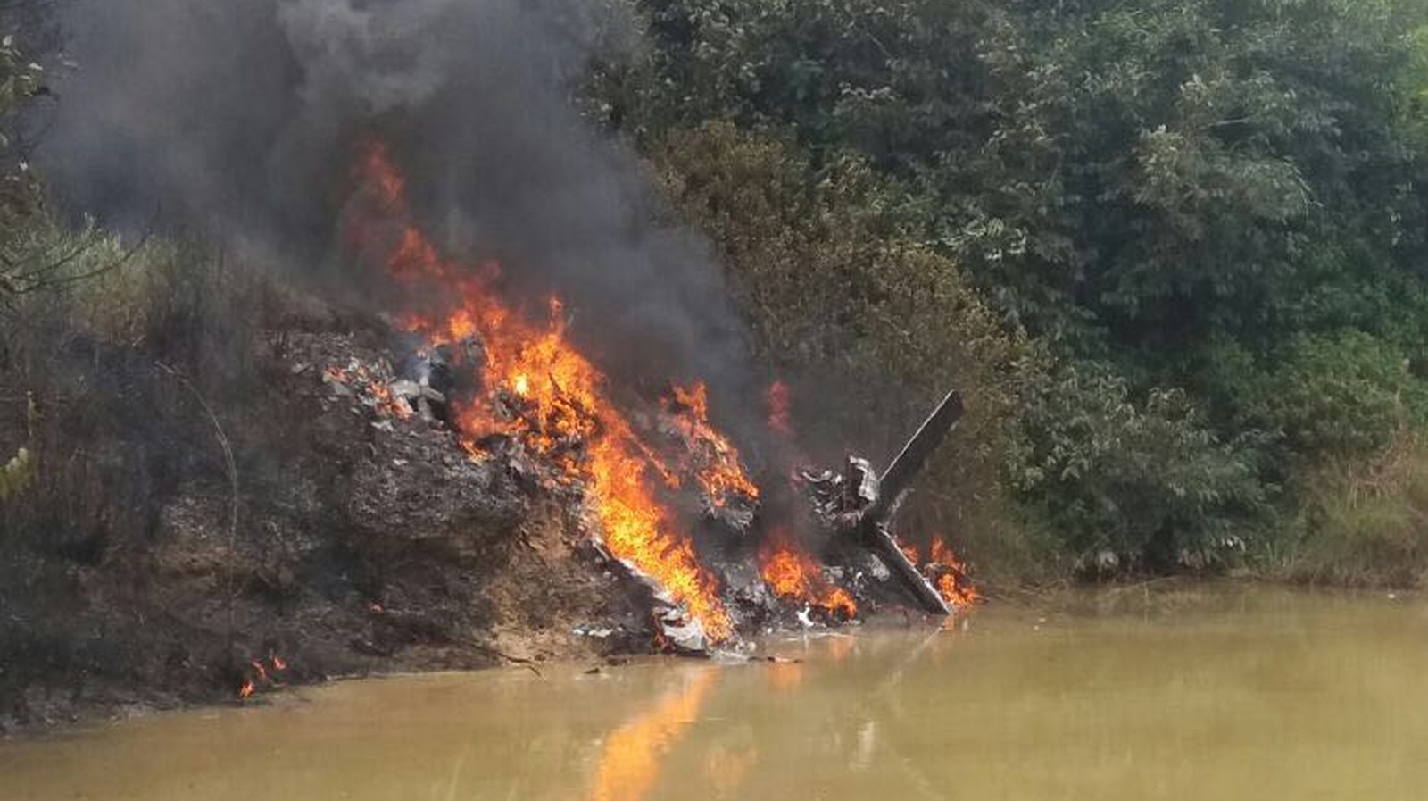 Avião cai e deixa três pessoas mortas em Itaituba, no Pará