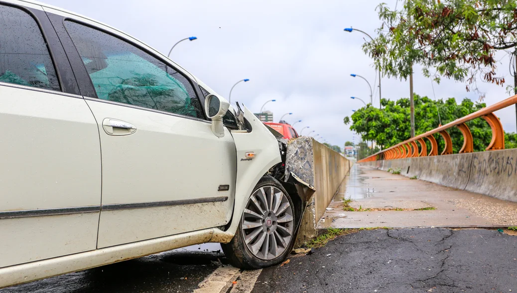 Carro bate na mureta de proteção da ponte Juscelino Kubitschek
