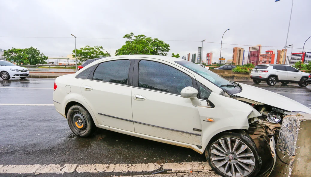 Mulher perde o controle e bate na mureta de proteção da ponte Juscelino Kubitschek