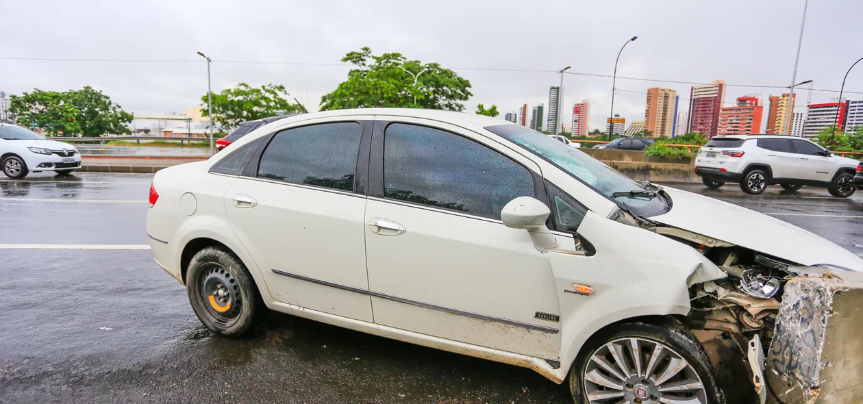 Mulher perde o controle e bate na mureta de proteção da ponte Juscelino Kubitschek