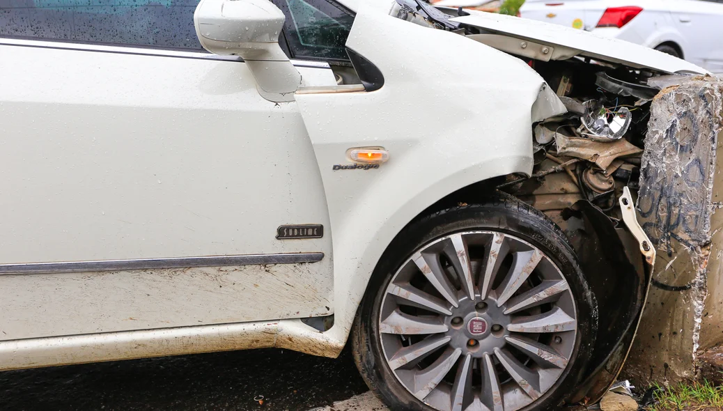 O carro teve a frente danificada