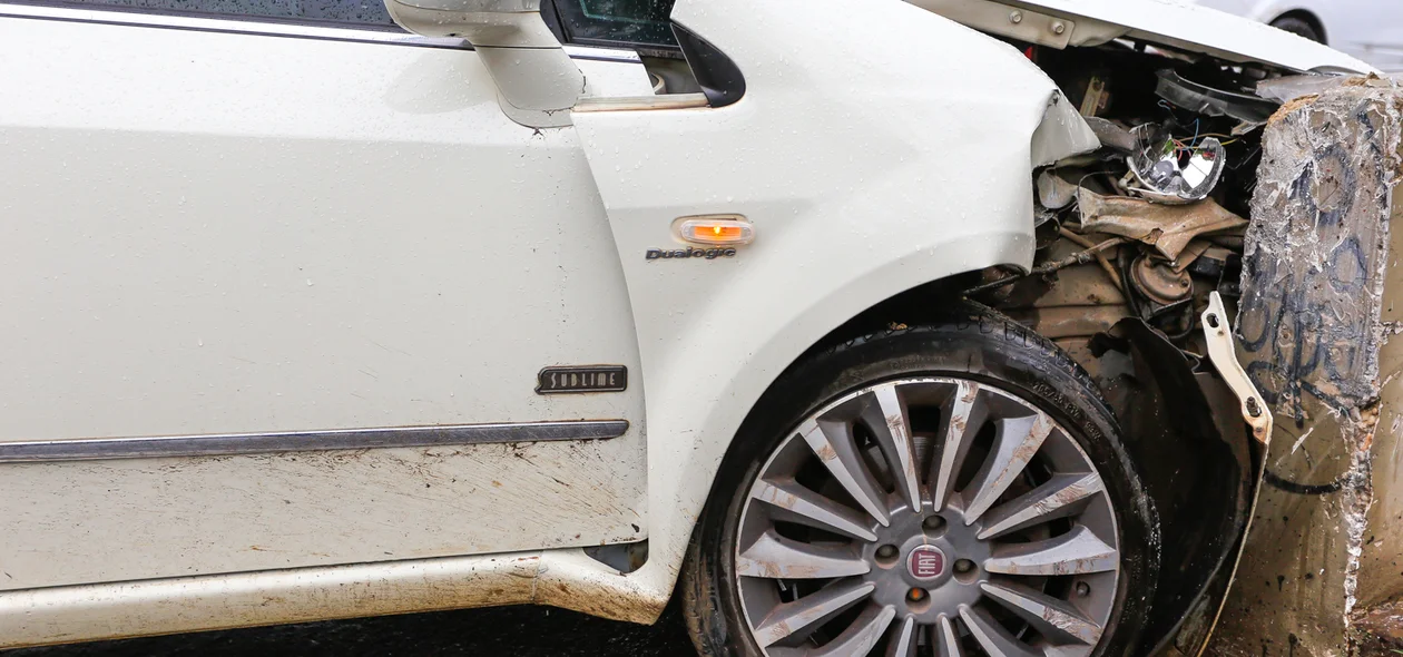 O carro teve a frente danificada